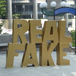 Skulptur vor dem Trump Tower von 2014 (!)